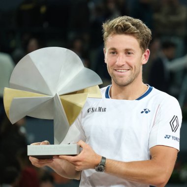 Norveç 'ten Casper Ruud Mutua Madrid Açık 2025 turnuvasında kazandığı zaferden sonra 4 Mayıs 2025 tarihinde İspanya' nın Madrid kentinde La Caja Magica 'da kutlandı.. 