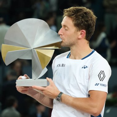 Norveç 'ten Casper Ruud Mutua Madrid Açık 2025 turnuvasında kazandığı zaferden sonra 4 Mayıs 2025 tarihinde İspanya' nın Madrid kentinde La Caja Magica 'da kutlandı.. 