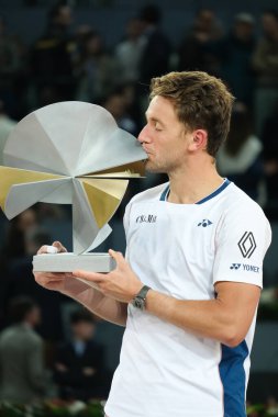 Norveç 'ten Casper Ruud Mutua Madrid Açık 2025 turnuvasında kazandığı zaferden sonra 4 Mayıs 2025 tarihinde İspanya' nın Madrid kentinde La Caja Magica 'da kutlandı.. 