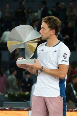 Norveç 'ten Casper Ruud Mutua Madrid Açık 2025 turnuvasında kazandığı zaferden sonra 4 Mayıs 2025 tarihinde İspanya' nın Madrid kentinde La Caja Magica 'da kutlandı.. 