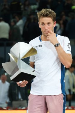 Norveç 'ten Casper Ruud Mutua Madrid Açık 2025 turnuvasında kazandığı zaferden sonra 4 Mayıs 2025 tarihinde İspanya' nın Madrid kentinde La Caja Magica 'da kutlandı.. 