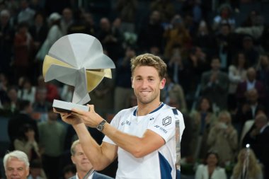 Norveç 'ten Casper Ruud Mutua Madrid Açık 2025 turnuvasında kazandığı zaferden sonra 4 Mayıs 2025 tarihinde İspanya' nın Madrid kentinde La Caja Magica 'da kutlandı.. 