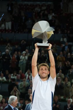 Norveç 'ten Casper Ruud Mutua Madrid Açık 2025 turnuvasında kazandığı zaferden sonra 4 Mayıs 2025 tarihinde İspanya' nın Madrid kentinde La Caja Magica 'da kutlandı.. 