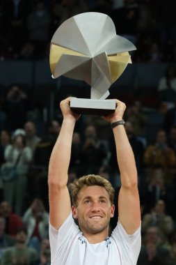 Norveç 'ten Casper Ruud Mutua Madrid Açık 2025 turnuvasında kazandığı zaferden sonra 4 Mayıs 2025 tarihinde İspanya' nın Madrid kentinde La Caja Magica 'da kutlandı.. 