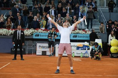 Norveç 'ten Casper Ruud Mutua Madrid Açık 2025 turnuvasında kazandığı zaferden sonra 4 Mayıs 2025 tarihinde İspanya' nın Madrid kentinde La Caja Magica 'da kutlandı.. 