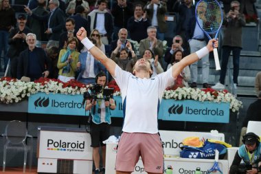 Norveç 'ten Casper Ruud Mutua Madrid Açık 2025 turnuvasında kazandığı zaferden sonra 4 Mayıs 2025 tarihinde İspanya' nın Madrid kentinde La Caja Magica 'da kutlandı.. 