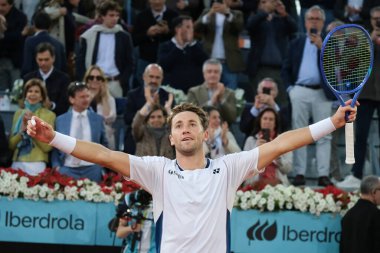 Norveç 'ten Casper Ruud Mutua Madrid Açık 2025 turnuvasında kazandığı zaferden sonra 4 Mayıs 2025 tarihinde İspanya' nın Madrid kentinde La Caja Magica 'da kutlandı.. 