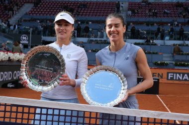Romanya 'dan Anna Kalinskaya ve Sorana Cirstea, Mutua Madrid Açık 2025 WTA Kadınlar İkili Finali' ni kazandıktan sonra 4 Mayıs 2025 'te İspanya' nın Madrid kentinde Caja Magica 'da kutlandı.
