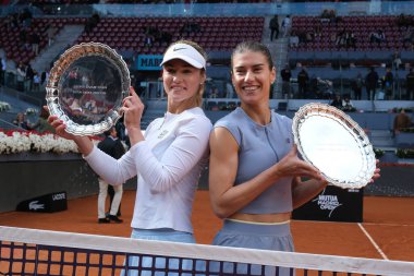 Romanya 'dan Anna Kalinskaya ve Sorana Cirstea, Mutua Madrid Açık 2025 WTA Kadınlar İkili Finali' ni kazandıktan sonra 4 Mayıs 2025 'te İspanya' nın Madrid kentinde Caja Magica 'da kutlandı.