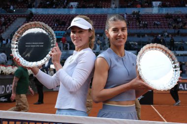 Romanya 'dan Anna Kalinskaya ve Sorana Cirstea, Mutua Madrid Açık 2025 WTA Kadınlar İkili Finali' ni kazandıktan sonra 4 Mayıs 2025 'te İspanya' nın Madrid kentinde Caja Magica 'da kutlandı.