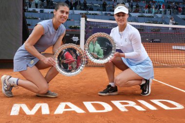 Romanya 'dan Anna Kalinskaya ve Sorana Cirstea, Mutua Madrid Açık 2025 WTA Kadınlar İkili Finali' ni kazandıktan sonra 4 Mayıs 2025 'te İspanya' nın Madrid kentinde Caja Magica 'da kutlandı.