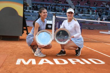 Romanya 'dan Anna Kalinskaya ve Sorana Cirstea, Mutua Madrid Açık 2025 WTA Kadınlar İkili Finali' ni kazandıktan sonra 4 Mayıs 2025 'te İspanya' nın Madrid kentinde Caja Magica 'da kutlandı.