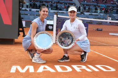 Romanya 'dan Anna Kalinskaya ve Sorana Cirstea, Mutua Madrid Açık 2025 WTA Kadınlar İkili Finali' ni kazandıktan sonra 4 Mayıs 2025 'te İspanya' nın Madrid kentinde Caja Magica 'da kutlandı.
