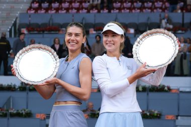 Romanya 'dan Anna Kalinskaya ve Sorana Cirstea, Mutua Madrid Açık 2025 WTA Kadınlar İkili Finali' ni kazandıktan sonra 4 Mayıs 2025 'te İspanya' nın Madrid kentinde Caja Magica 'da kutlandı.