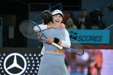 Romanya 'dan Anna Kalinskaya ve Sorana Cirstea, Mutua Madrid Açık 2025 WTA Kadınlar İkili Finali' ni kazandıktan sonra 4 Mayıs 2025 'te İspanya' nın Madrid kentinde Caja Magica 'da kutlandı.