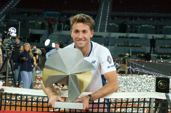 Norveç 'ten Casper Ruud Mutua Madrid Açık 2025 turnuvasında kazandığı zaferden sonra 4 Mayıs 2025 tarihinde İspanya' nın Madrid kentinde La Caja Magica 'da kutlandı.. 