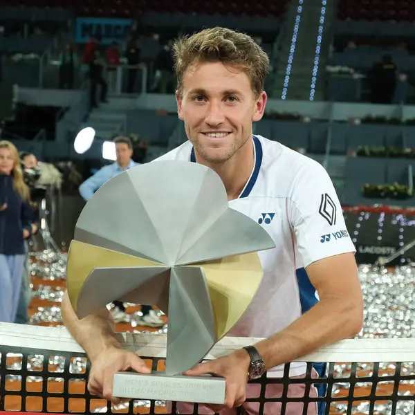 Norveç 'ten Casper Ruud Mutua Madrid Açık 2025 turnuvasında kazandığı zaferden sonra 4 Mayıs 2025 tarihinde İspanya' nın Madrid kentinde La Caja Magica 'da kutlandı.. 