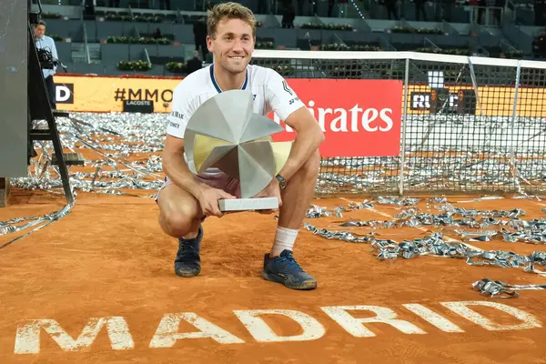 Norveç 'ten Casper Ruud Mutua Madrid Açık 2025 turnuvasında kazandığı zaferden sonra 4 Mayıs 2025 tarihinde İspanya' nın Madrid kentinde La Caja Magica 'da kutlandı.. 