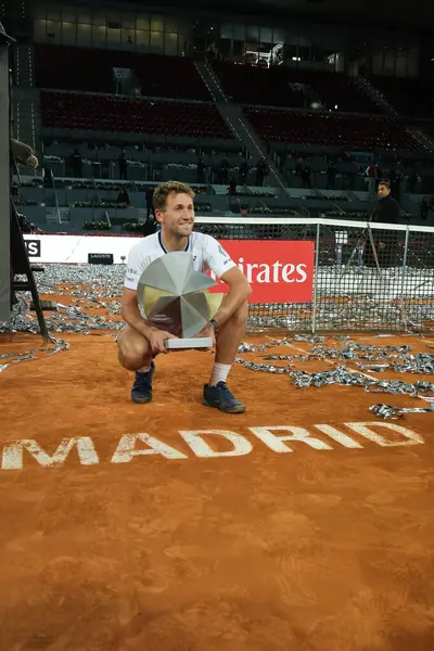 Norveç 'ten Casper Ruud Mutua Madrid Açık 2025 turnuvasında kazandığı zaferden sonra 4 Mayıs 2025 tarihinde İspanya' nın Madrid kentinde La Caja Magica 'da kutlandı.. 