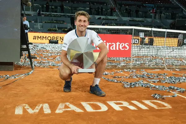 Norveç 'ten Casper Ruud Mutua Madrid Açık 2025 turnuvasında kazandığı zaferden sonra 4 Mayıs 2025 tarihinde İspanya' nın Madrid kentinde La Caja Magica 'da kutlandı.. 