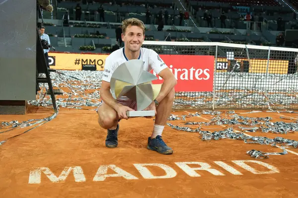 Norveç 'ten Casper Ruud Mutua Madrid Açık 2025 turnuvasında kazandığı zaferden sonra 4 Mayıs 2025 tarihinde İspanya' nın Madrid kentinde La Caja Magica 'da kutlandı.. 