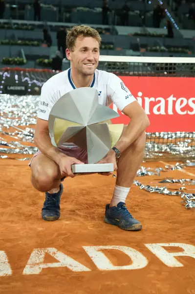 Norveç 'ten Casper Ruud Mutua Madrid Açık 2025 turnuvasında kazandığı zaferden sonra 4 Mayıs 2025 tarihinde İspanya' nın Madrid kentinde La Caja Magica 'da kutlandı.. 