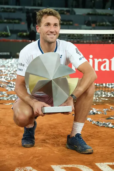 Norveç 'ten Casper Ruud Mutua Madrid Açık 2025 turnuvasında kazandığı zaferden sonra 4 Mayıs 2025 tarihinde İspanya' nın Madrid kentinde La Caja Magica 'da kutlandı.. 