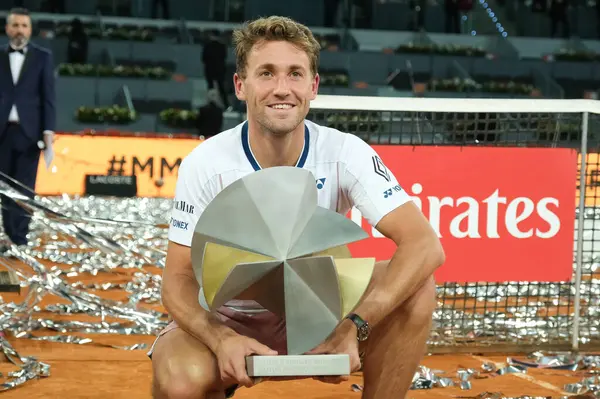 Norveç 'ten Casper Ruud Mutua Madrid Açık 2025 turnuvasında kazandığı zaferden sonra 4 Mayıs 2025 tarihinde İspanya' nın Madrid kentinde La Caja Magica 'da kutlandı.. 