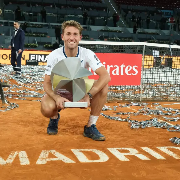 Norveç 'ten Casper Ruud Mutua Madrid Açık 2025 turnuvasında kazandığı zaferden sonra 4 Mayıs 2025 tarihinde İspanya' nın Madrid kentinde La Caja Magica 'da kutlandı.. 