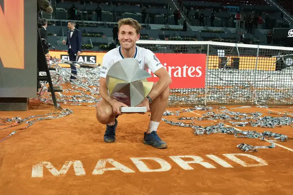 Norveç 'ten Casper Ruud Mutua Madrid Açık 2025 turnuvasında kazandığı zaferden sonra 4 Mayıs 2025 tarihinde İspanya' nın Madrid kentinde La Caja Magica 'da kutlandı.. 