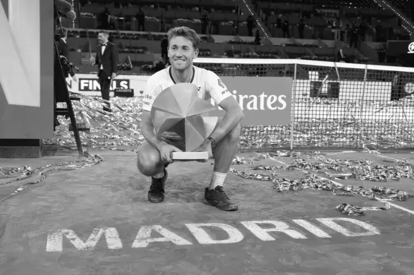 Norveç 'ten Casper Ruud Mutua Madrid Açık 2025 turnuvasında kazandığı zaferden sonra 4 Mayıs 2025 tarihinde İspanya' nın Madrid kentinde La Caja Magica 'da kutlandı.. 