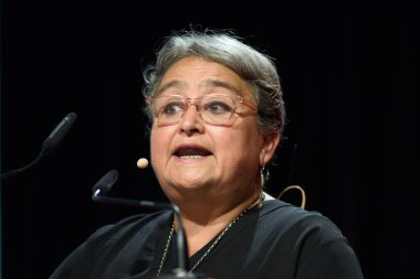 Yazar Rosabetty Muoz 5 Mayıs 2025 'te Madrid' deki Cervantes Enstitüsü 'nde düzenlenen bir konferansta.