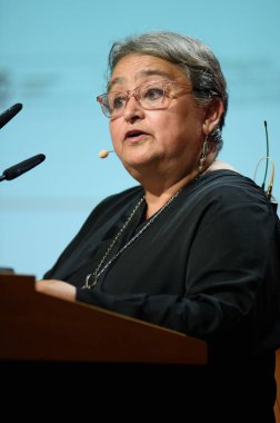 Yazar Rosabetty Muoz 5 Mayıs 2025 'te Madrid' deki Cervantes Enstitüsü 'nde düzenlenen bir konferansta.