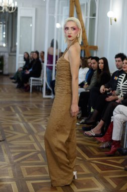 Moda haftası boyunca IFERMA 'da Latin Amerika tasarımı giyen bir model podyumda yürüyor. 9 Mayıs 2025 İspanya