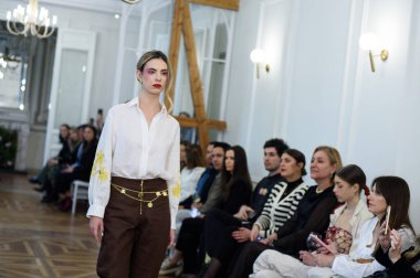 Moda haftası boyunca IFERMA 'da Latin Amerika tasarımı giyen bir model podyumda yürüyor. 9 Mayıs 2025 İspanya