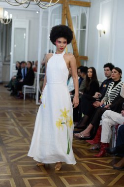 Moda haftası boyunca IFERMA 'da Latin Amerika tasarımı giyen bir model podyumda yürüyor. 9 Mayıs 2025 İspanya