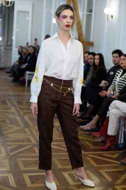 Moda haftası boyunca IFERMA 'da Latin Amerika tasarımı giyen bir model podyumda yürüyor. 9 Mayıs 2025 İspanya