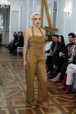 Moda haftası boyunca IFERMA 'da Latin Amerika tasarımı giyen bir model podyumda yürüyor. 9 Mayıs 2025 İspanya