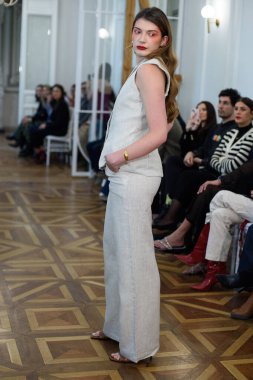 Moda haftası boyunca IFERMA 'da Latin Amerika tasarımı giyen bir model podyumda yürüyor. 9 Mayıs 2025 İspanya