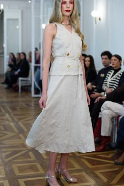 Moda haftası boyunca IFERMA 'da Latin Amerika tasarımı giyen bir model podyumda yürüyor. 9 Mayıs 2025 İspanya