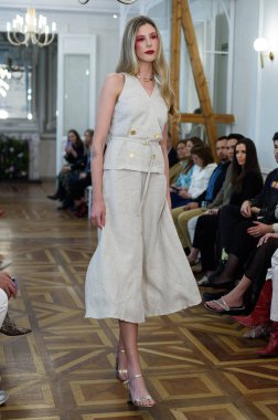 Moda haftası boyunca IFERMA 'da Latin Amerika tasarımı giyen bir model podyumda yürüyor. 9 Mayıs 2025 İspanya