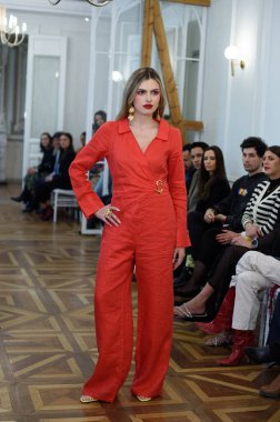 Moda haftası boyunca IFERMA 'da Latin Amerika tasarımı giyen bir model podyumda yürüyor. 9 Mayıs 2025 İspanya
