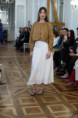 Moda haftası boyunca IFERMA 'da Latin Amerika tasarımı giyen bir model podyumda yürüyor. 9 Mayıs 2025 İspanya