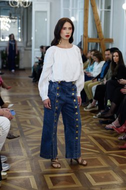 Moda haftası boyunca IFERMA 'da Latin Amerika tasarımı giyen bir model podyumda yürüyor. 9 Mayıs 2025 İspanya