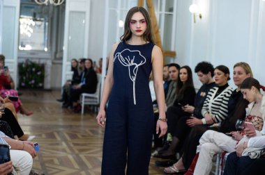 Moda haftası boyunca IFERMA 'da Latin Amerika tasarımı giyen bir model podyumda yürüyor. 9 Mayıs 2025 İspanya