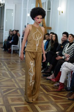 Moda haftası boyunca IFERMA 'da Latin Amerika tasarımı giyen bir model podyumda yürüyor. 9 Mayıs 2025 İspanya