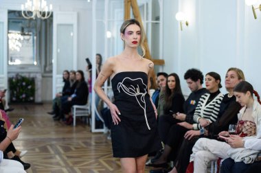 Moda haftası boyunca IFERMA 'da Latin Amerika tasarımı giyen bir model podyumda yürüyor. 9 Mayıs 2025 İspanya