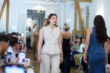 Moda haftası boyunca IFERMA 'da Latin Amerika tasarımı giyen bir model podyumda yürüyor. 9 Mayıs 2025 İspanya