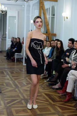 Moda haftası boyunca IFERMA 'da Latin Amerika tasarımı giyen bir model podyumda yürüyor. 9 Mayıs 2025 İspanya