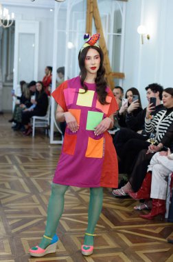 Moda haftası boyunca IFERMA 'da Latin Amerika tasarımı giyen bir model podyumda yürüyor. 9 Mayıs 2025 İspanya